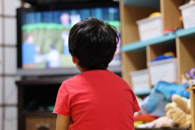 テレビの画面を見て姿勢が悪くなっている子供